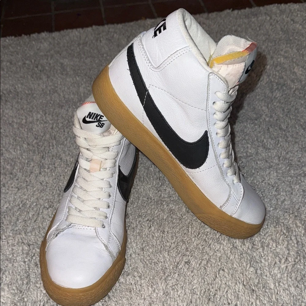 Nike SB White and Black High-Tops with Gum Soles basketball youth unisex size 5